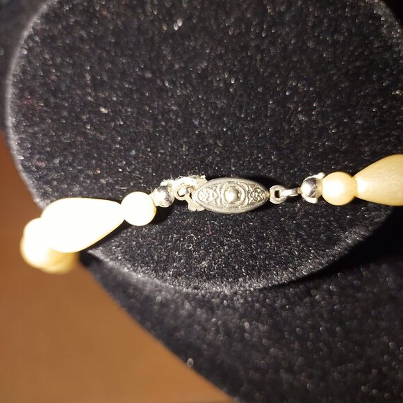 Vintage Cream Faux Pearl Teardrop Bead Necklace With Ornate Silver Tone Clasp 20 - Picture 3 of 5
